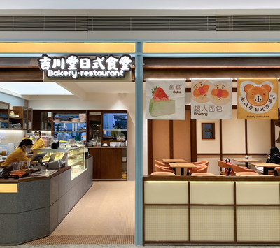 以品牌招牌餐品“咖喱蛋包饭”为灵感原点，设计师提炼米色与咖喱棕作为空间主调，暖调光影交织出温馨场景，辅以马赛克拼接墙面与蓝色金属构件的跳色点缀，在克制的视觉秩序中注入灵动韵律。
